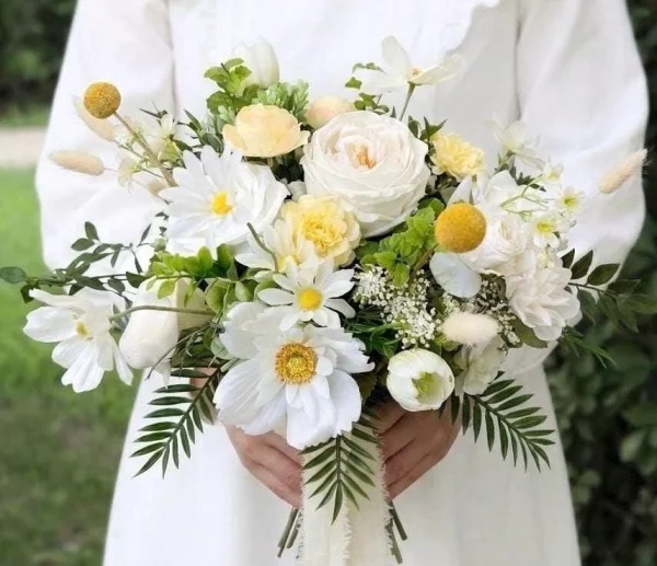 Boho White Bridal Bouquet, Garden Style Wedding Flowers with Ivory Roses and Daisies